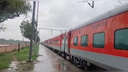 बार&zwj;िश से रेल पटरी के नीचे से म&zwj;िट्टी ख&zwj;िसकी, 8 ट्रेनें प्रभाव&zwj;ित; बदले रूट से चलाया
