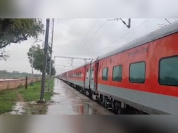 बारिश से रेल पटरी के नीचे से मिट्टी खिसकी, 8 ट्रेनें प्रभावित; बदले रूट से चलाया बारिश से रेल पटरी के नीचे से मिट्टी खिसकी, 8 ट्रेनें प्रभावित; बदले रूट से चलाया