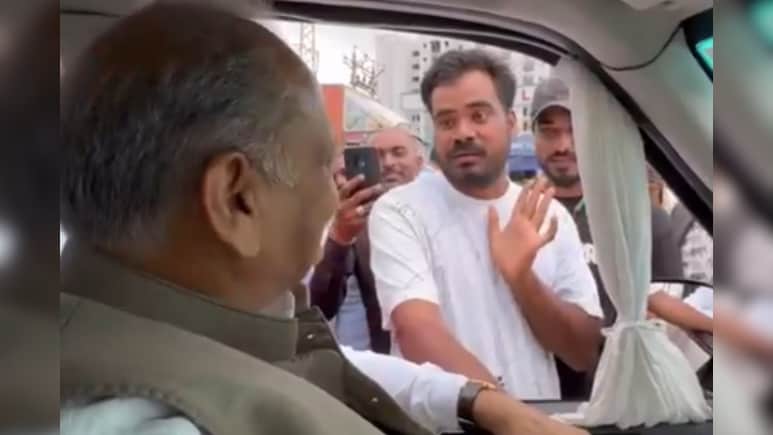 Rajasthan: "अगली बार सीएम बनो तो ब्लैक डिफेंडर में घूमना", समर्थक की मांग पर गहलोत बोले- यह कौनसी गाड़ी?