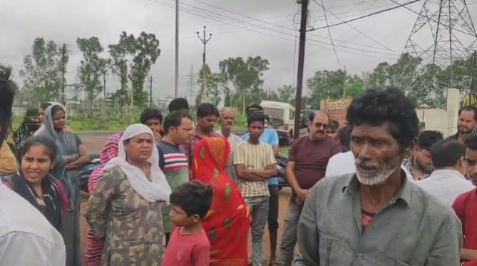लोगों ने तहसीलदार को बताई परेशानी लोगों ने तहसीलदार को बताई परेशानी
