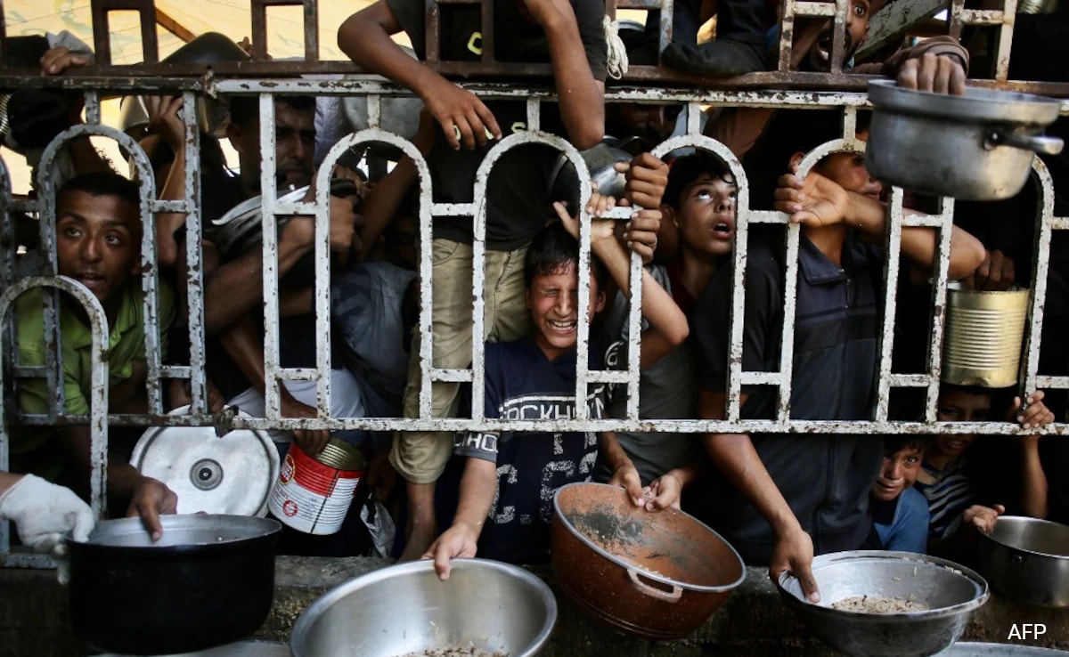 Дейр ал Балах Пет гладуващи деца в градска болница в Газа