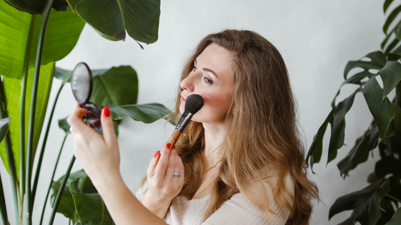 Powder makeup is great for oily and combination skin as it may help reduce excess seubm and shine