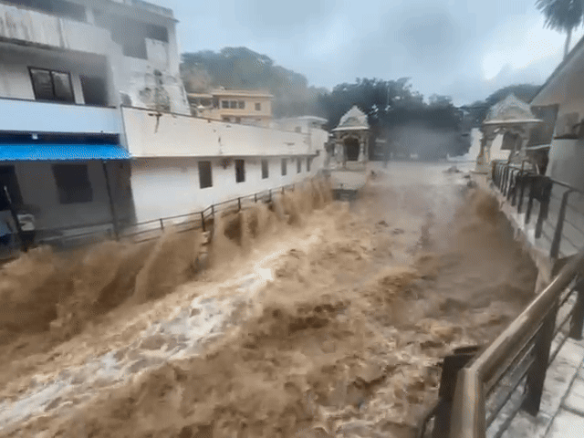 Jalore: मूसलाधार बारिश के बाद सुंधा माता परिसर में नदी का रौद्र रूप, मंदिर के आसपास बहने लगा झरना
