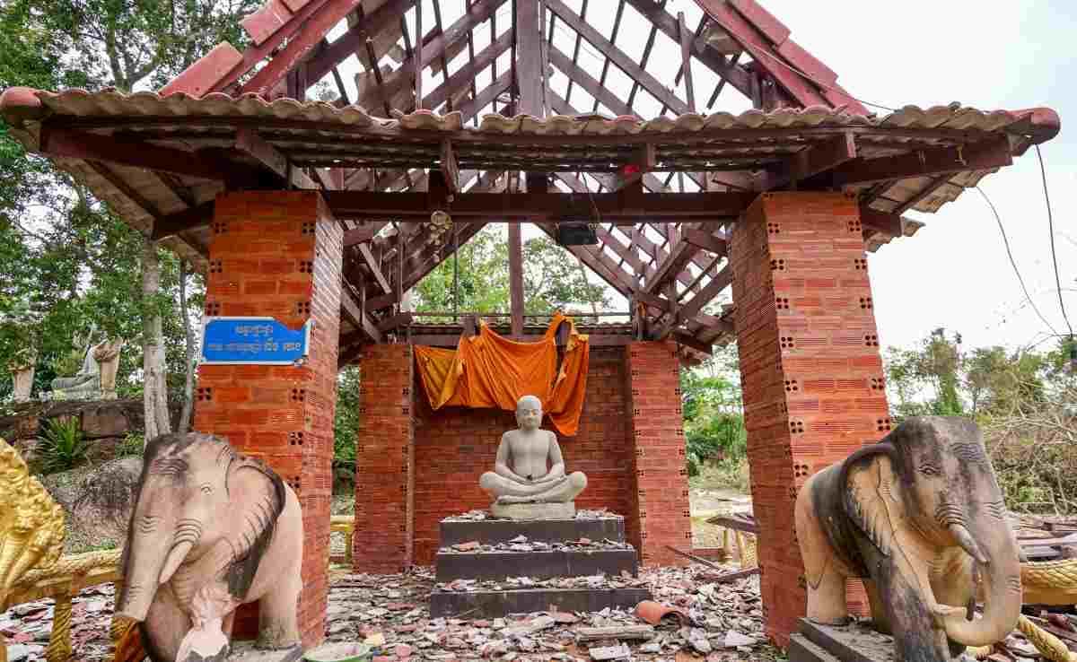 थाइलैंड सेना के हमले में तबाह कंबोडिया का बौद्ध मंदिर थाइलैंड सेना के हमले में तबाह कंबोडिया का बौद्ध मंदिर