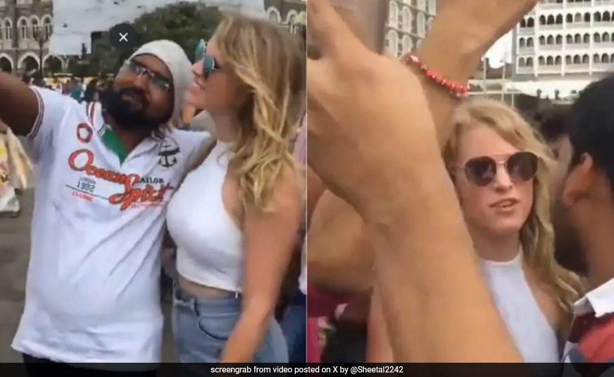 чужда жена посещаваща емблематичния портал на Индия на Мумбай беше