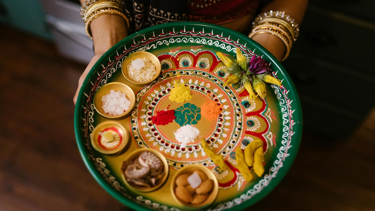 Use Raksha Bandhan Puja Thali 2025 To Hold Rakhi, Rice, Diya And 1 Sweet With Care