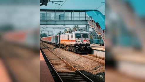 Train Cancelled: रेल यात्रियों की फिर बढ़ेगी मुश्किलें, 22 एक्सप्रेस व 4 पैसेंजर ट्रेनें हुईं रद्द, कुछ के मार्ग बदले गए, देखें लिस्ट 