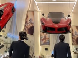शौक या दिखावा ! लिविंग रूम में झूमर की जगह लटका दी लाल Ferrari कार, Video देख यूजर्स बोले- ये क्या बकवास है