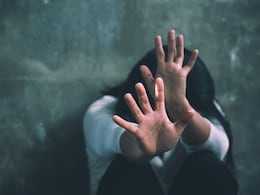 सोशल मीडिया से दोस्ती, फिर रेप और अब धर्म परिवर्तन, लखनऊ का मामला आपको हैरान कर देगा सोशल मीडिया से दोस्ती, फिर रेप और अब धर्म परिवर्तन, लखनऊ का मामला आपको हैरान कर देगा