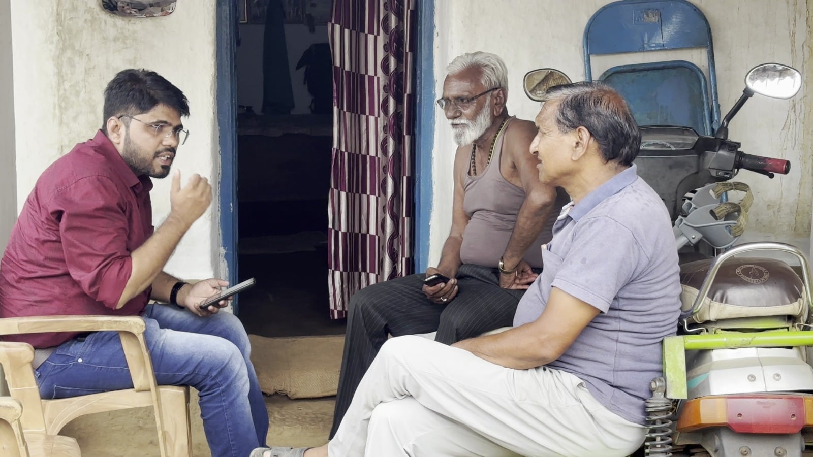 जमीनों के इस घोटाले की खबर गांवों में चर्चा का विषय है...जांच के बाद सामने आएगा कि किस-किस की मिलीभगत से इसे अंजाम दिया गया. जमीनों के इस घोटाले की खबर गांवों में चर्चा का विषय है...जांच के बाद सामने आएगा कि किस-किस की मिलीभगत से इसे अंजाम दिया गया.