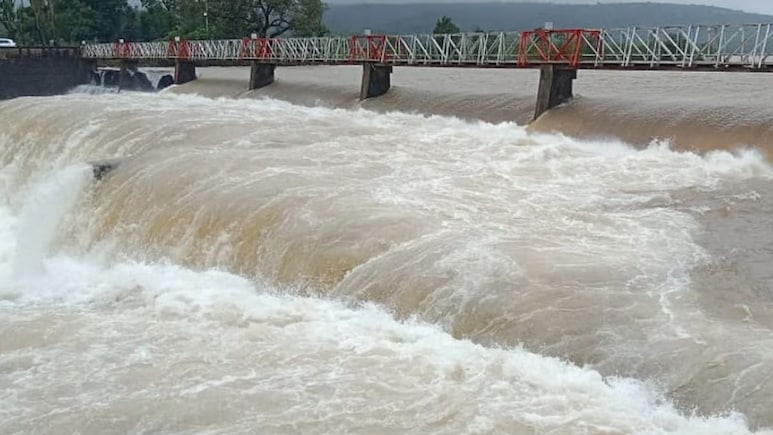 Kolhapur Rain News: कोल्हापुरात मुसळधार! राधानगरी 100 टक्के भरलं, 44 बंधारे पाण्याखाली Kolhapur Rain News: कोल्हापुरात मुसळधार! राधानगरी 100 टक्के भरलं, 44 बंधारे पाण्याखाली