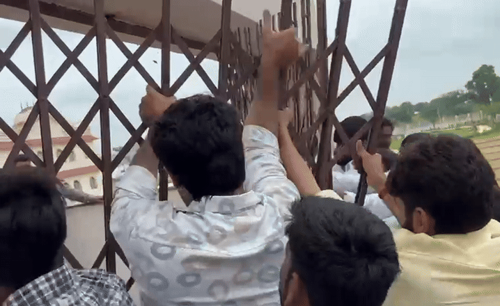 शेखावाटी विश्वविद्यालय का गेट तोड़ घुसे प्रदर्शनकारी छात्र, 16 सूत्री मांगों पर दी आंदोलन की चेतावनी