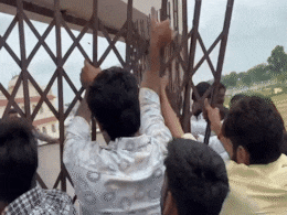 शेखावाटी विश्वविद्यालय का गेट तोड़ घुसे प्रदर्शनकारी छात्र, 16 सूत्री मांगों पर दी आंदोलन की चेतावनी शेखावाटी विश्वविद्यालय का गेट तोड़ घुसे प्रदर्शनकारी छात्र, 16 सूत्री मांगों पर दी आंदोलन की चेतावनी