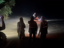 Tonk: बनास नदी के तेज बहाव के बीच ट्रैक्टर पर फंसे थे 17 लोग, नाव और रस्सी की मदद से अंधेरे में किया रेस्क्यू Tonk: बनास नदी के तेज बहाव के बीच ट्रैक्टर पर फंसे थे 17 लोग, नाव और रस्सी की मदद से अंधेरे में किया रेस्क्यू