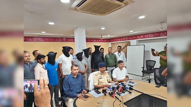 डिजिटल अरेस्ट कर 2.83 करोड़ की ठगी करने वालों तक पहुंच गई पुलिस, गिरोह के 5 मेंबर्स ऐसे चढ़े हत्थे डिजिटल अरेस्ट कर 2.83 करोड़ की ठगी करने वालों तक पहुंच गई पुलिस, गिरोह के 5 मेंबर्स ऐसे चढ़े हत्थे