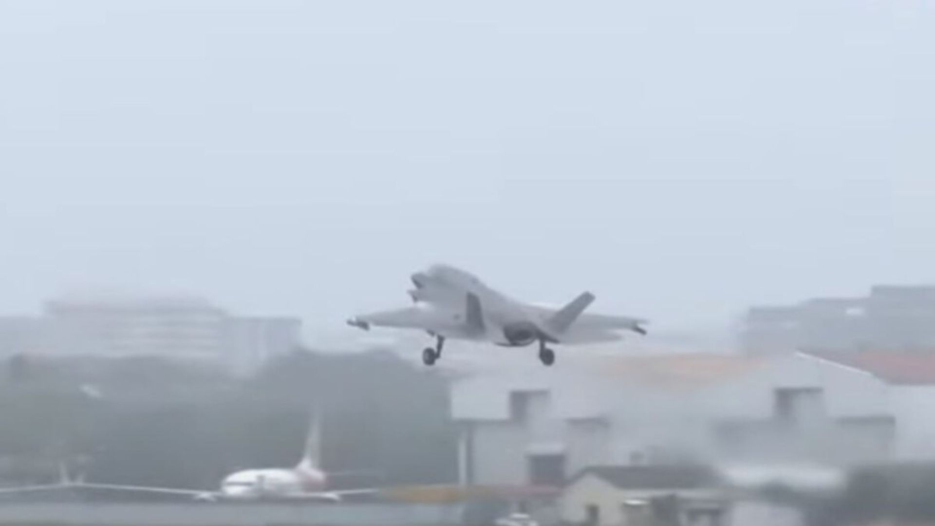 ब्रिटेन के फाइटर जेट F-35B ने केरल से भरी उड़ान, इमरजेंसी लैंडिंग के 5 हफ्ते बाद हुई 'घरवापसी'