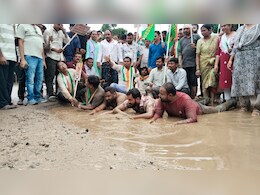 अनोखा प्रदर्शन... केशकाल की खराब सड़क के गड्ढों पर लेट गए कांग्रेसी कार्यकर्ता, जमकर जताया विरोध 