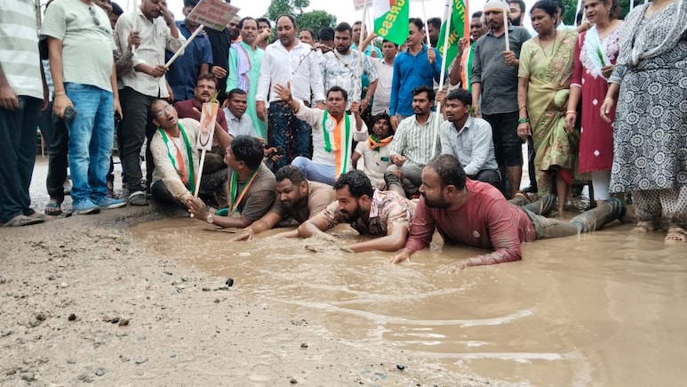 अनोखा प्रदर्शन... केशकाल की खराब सड़क के गड्ढों पर लेट गए कांग्रेसी कार्यकर्ता, जमकर जताया विरोध अनोखा प्रदर्शन... केशकाल की खराब सड़क के गड्ढों पर लेट गए कांग्रेसी कार्यकर्ता, जमकर जताया विरोध
