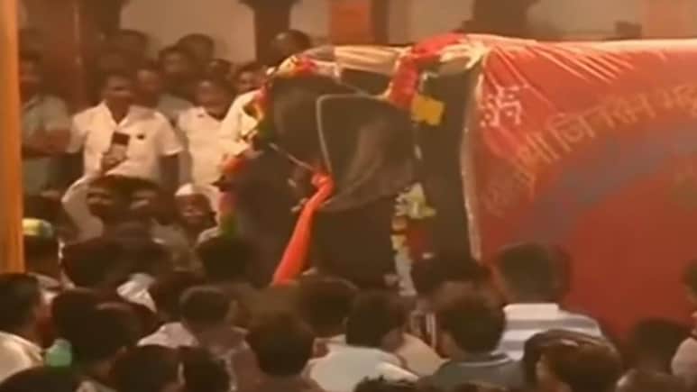 Kolhapur News : महादेवी हत्तीणीच्या निरोपासाठी अख्खं गाव आलं एकत्र, गावकऱ्यांचा संताप; मिरवणुकीच्या शेवटी दगडफेक
