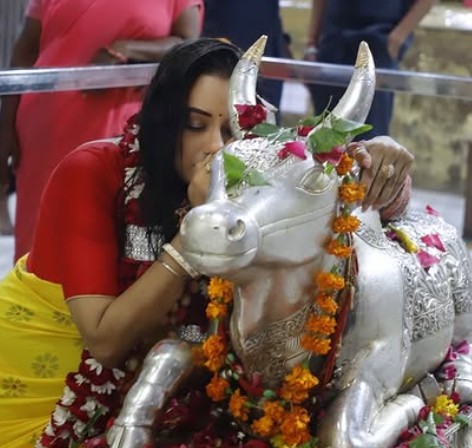 अनुपमा पहुंचीं उज्जैन, महाकाल के दर्शन कर नंदी के कान में कही दिल की बात