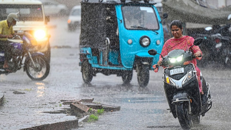 Rajasthan Rain: राजस्थान में तेज बारिश से मची तबाही, स्कूल बंद और बांध लबालब, 10 से ज्यादा शहरों में अलर्ट Rajasthan Rain: राजस्थान में तेज बारिश से मची तबाही, स्कूल बंद और बांध लबालब, 10 से ज्यादा शहरों में अलर्ट