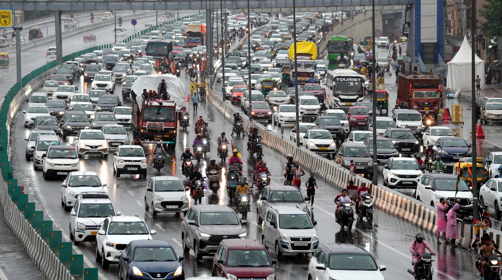 Supreme Court's "2-Hour Rain Paralyses Delhi" Remark In Kerala Highway Case