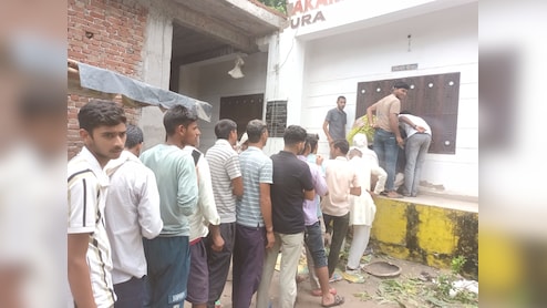 Rajasthan: यूरिया खाद की किल्लत, घर का काम छोड़ रहे लंबी लाइन में खड़े रहने को मजबूर हैं किसान