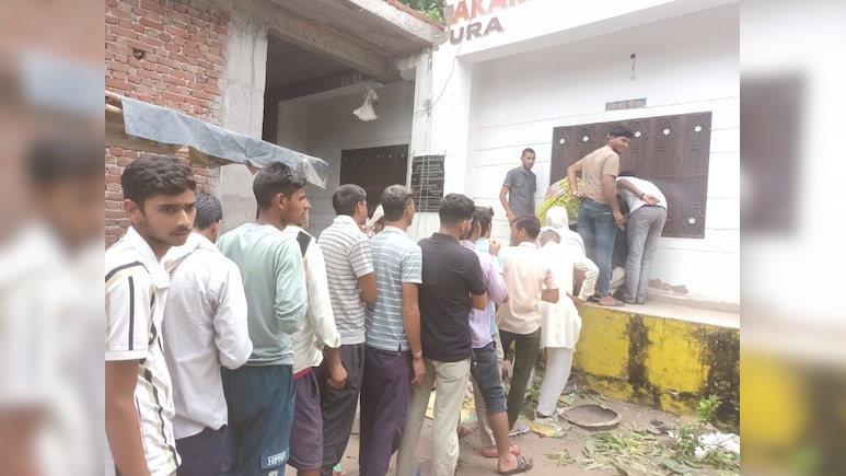Rajasthan: यूरिया खाद की किल्लत, घर का काम छोड़ रहे लंबी लाइन में खड़े रहने को मजबूर हैं किसान Rajasthan: यूरिया खाद की किल्लत, घर का काम छोड़ रहे लंबी लाइन में खड़े रहने को मजबूर हैं किसान