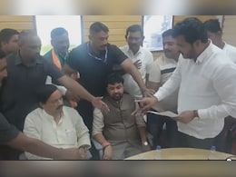 Latur News: 'छावा'च्या पदाधिकाऱ्यांना मारहाण, शेतकरी संघटना आक्रमक; आज 'लातूर बंद'ची हाक Latur News: 'छावा'च्या पदाधिकाऱ्यांना मारहाण, शेतकरी संघटना आक्रमक; आज 'लातूर बंद'ची हाक