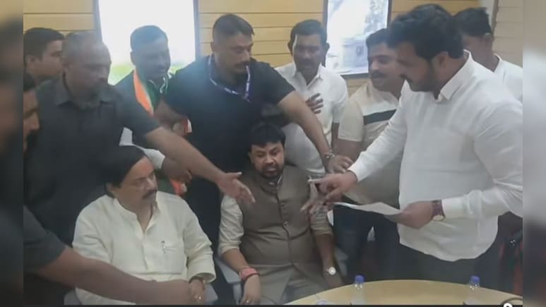 Latur News: 'छावा'च्या पदाधिकाऱ्यांना मारहाण, शेतकरी संघटना आक्रमक; आज 'लातूर बंद'ची हाक Latur News: 'छावा'च्या पदाधिकाऱ्यांना मारहाण, शेतकरी संघटना आक्रमक; आज 'लातूर बंद'ची हाक