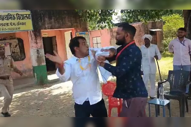 राजस्थान विधानसभा उपचुनाव के दौरान SDM थप्पड़ कांड का मामला काफी चर्चाओं में था. राजस्थान विधानसभा उपचुनाव के दौरान SDM थप्पड़ कांड का मामला काफी चर्चाओं में था.