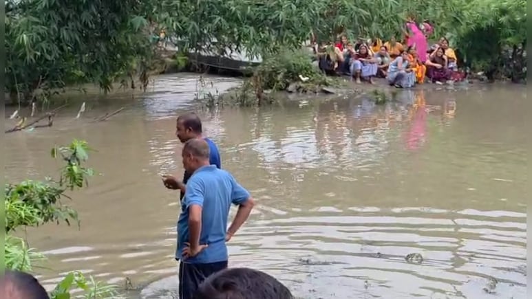 तेज बारिश से आफत: घर के बाहर खेल रहा बच्चा नाले में बहा, गोताखोर तलाशने में जुटे