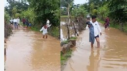 Heavy Rain in MP: बारिश और बाढ़ में E-अटेंडेंस शिक्षकों के लिए बनी जानलेवा, पेंट उतार कर स्कूल &nbsp;जाने को मजबूर हो रहे गुरु जी