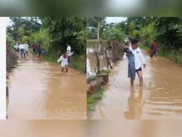 Heavy Rain in MP: बारिश और बाढ़ में E-अटेंडेंस शिक्षकों के लिए बनी जानलेवा, पेंट उतार कर स्कूल  जाने को मजबूर हो रहे गुरु जी Heavy Rain in MP: बारिश और बाढ़ में E-अटेंडेंस शिक्षकों के लिए बनी जानलेवा, पेंट उतार कर स्कूल  जाने को मजबूर हो रहे गुरु जी