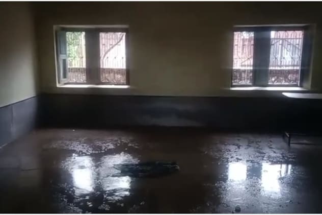 अंधेरे कमरे और बारिश में छत से टपकता पानी. अंधेरे कमरे और बारिश में छत से टपकता पानी.