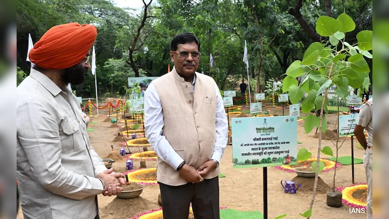 Chief Justice BR Gavai Joins Delhi Government's Plantation Drive Chief Justice BR Gavai Joins Delhi Government's Plantation Drive