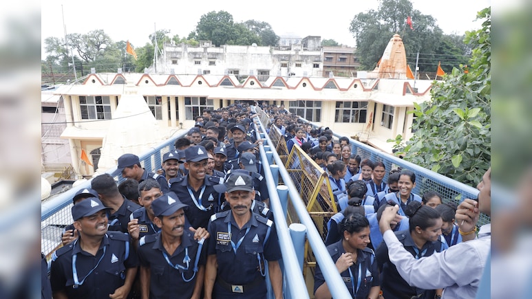 एयरो ब्रिज की मजबूती जांचने 300 सुरक्षा कर्मियों को एक साथ कराया जंप, अधिकारियों ने देखी व्यवस्थाएं एयरो ब्रिज की मजबूती जांचने 300 सुरक्षा कर्मियों को एक साथ कराया जंप, अधिकारियों ने देखी व्यवस्थाएं