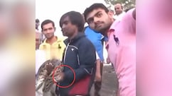 अजगर के साथ सेल्फी लेने चला था युवक, सांप ने दे दी 'लव बाइट', रोंगटे खड़े कर देगा ये Video