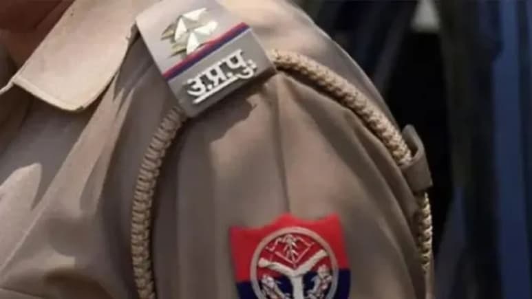 फर्रुखाबाद: दलित लड़की के साथ दुष्कर्म मामले में पुलिसवाला हुआ बर्खास्त, बदूंक की नोक पर दिया था घटना को अंजाम फर्रुखाबाद: दलित लड़की के साथ दुष्कर्म मामले में पुलिसवाला हुआ बर्खास्त, बदूंक की नोक पर दिया था घटना को अंजाम