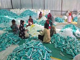 Pad Man नहीं पैड वूमेन! सैनिटरी पैड बनाकर इस महिला स्व सहायता समूह ने पेश की मिसाल, ऐसी है कहानी Pad Man नहीं पैड वूमेन! सैनिटरी पैड बनाकर इस महिला स्व सहायता समूह ने पेश की मिसाल, ऐसी है कहानी