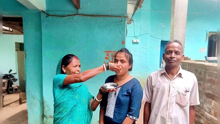JPSC  की परीक्षा में पास हुई तो मुंह मीठा करने के नहीं थे पैसे, चीनी खिलाकर किया खुशियों को सेलीब्रेट
