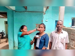 JPSC  की परीक्षा में पास हुई तो मुंह मीठा करने के नहीं थे पैसे, चीनी खिलाकर किया खुशियों को सेलीब्रेट JPSC  की परीक्षा में पास हुई तो मुंह मीठा करने के नहीं थे पैसे, चीनी खिलाकर किया खुशियों को सेलीब्रेट
