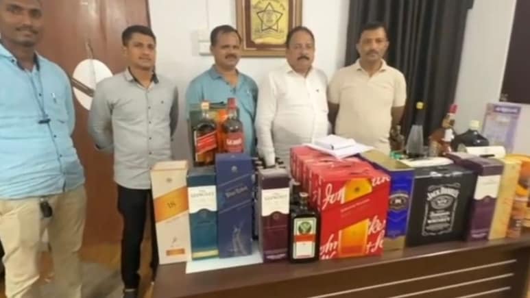 Ulhasnagar: उल्हासनगरमध्ये लॅपटॉप दुकानाच्या आड विदेशी दारूचा काळा धंदा, कारवाईमध्ये मोठा माल जप्त Ulhasnagar: उल्हासनगरमध्ये लॅपटॉप दुकानाच्या आड विदेशी दारूचा काळा धंदा, कारवाईमध्ये मोठा माल जप्त