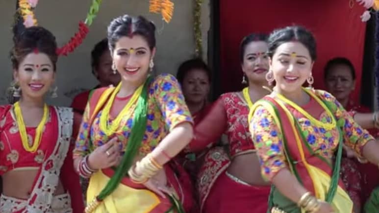 Hariyali Teej 2025: गीतों में जानें क्या है हरियाली तीज की महिमा? मां पार्वती ने भगवान शिव के लिए की थी कई जन्मों तक तपस्या Hariyali Teej 2025: गीतों में जानें क्या है हरियाली तीज की महिमा? मां पार्वती ने भगवान शिव के लिए की थी कई जन्मों तक तपस्या