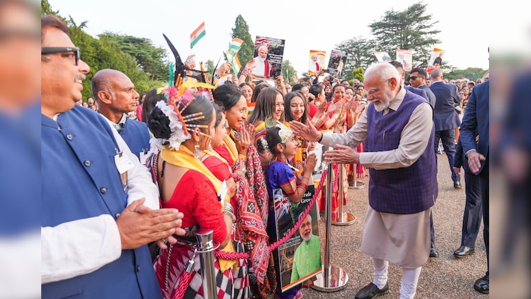 हाथों में तिरंगा, जुबां पर भारत माता... PM मोदी का लंदन में प्रवासी भारतीयों ने यूं किया स्वागत हाथों में तिरंगा, जुबां पर भारत माता... PM मोदी का लंदन में प्रवासी भारतीयों ने यूं किया स्वागत