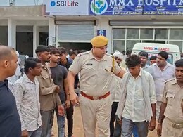 प्रसव के बाद महिला के मौत पर परिजनों का हंगामा, कहा- मामला हाथ से निकलने पर अस्पताल से किया रेफर प्रसव के बाद महिला के मौत पर परिजनों का हंगामा, कहा- मामला हाथ से निकलने पर अस्पताल से किया रेफर