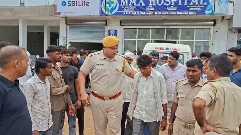 प्रसव के बाद महिला के मौत पर परिजनों का हंगामा, कहा- मामला हाथ से निकलने पर अस्पताल से किया रेफर प्रसव के बाद महिला के मौत पर परिजनों का हंगामा, कहा- मामला हाथ से निकलने पर अस्पताल से किया रेफर
