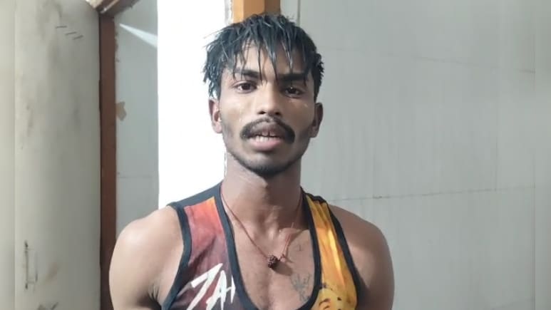 कलेक्ट्रेट कार्यालय में पेट्रोल छिड़ककर आत्मदाह का किया प्रयास, सुरक्षा कर्मियों ने बचाया तो बताई जान देने की वजह