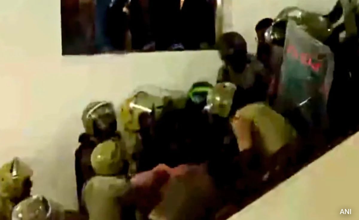 Видео: Леви активисти щурмуват университета в Керала в знак на протест срещу губернатора 
