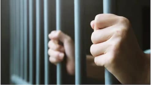 सरकारी स्कूल के हेडमास्टर ने छात्राओं से की छेड़छाड़, परिजनों के हंगामे के बाद गिरफ्तार कर भेजा गया जेल 